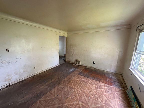 3rd image of 7839 Clayburn St