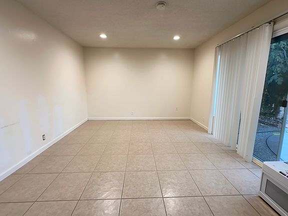 3rd image of 476 Sioux Ln