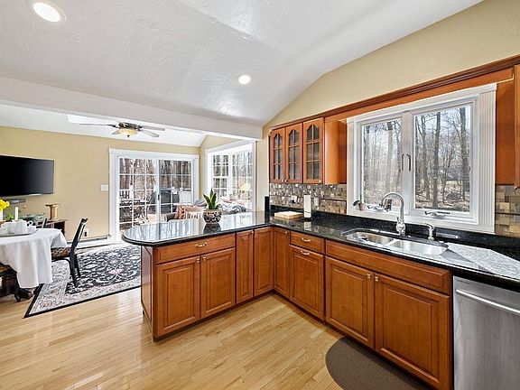 3rd image of 3 Alden Ave E