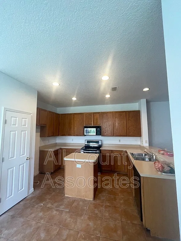 3 bed, 2.5 bath, 1672 sqft, $2,295 — Photo 3