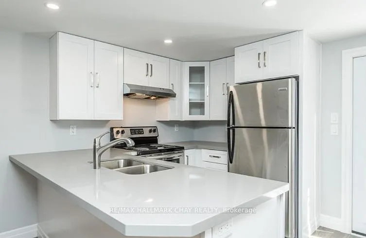 33 A Grove St E #LOWER — Photo 8