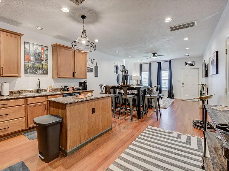 1815 Lewis St — Photo 17