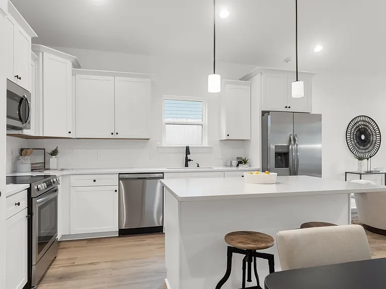 2304 Delano St — Photo 9