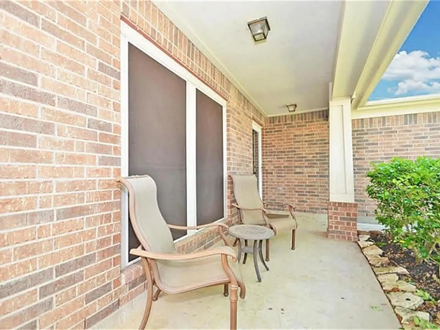 3 bed, 2.0 bath, 1758 sqft, $2,175 — Photo 2