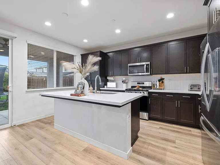 2651 Mulholland Dr — Photo 10