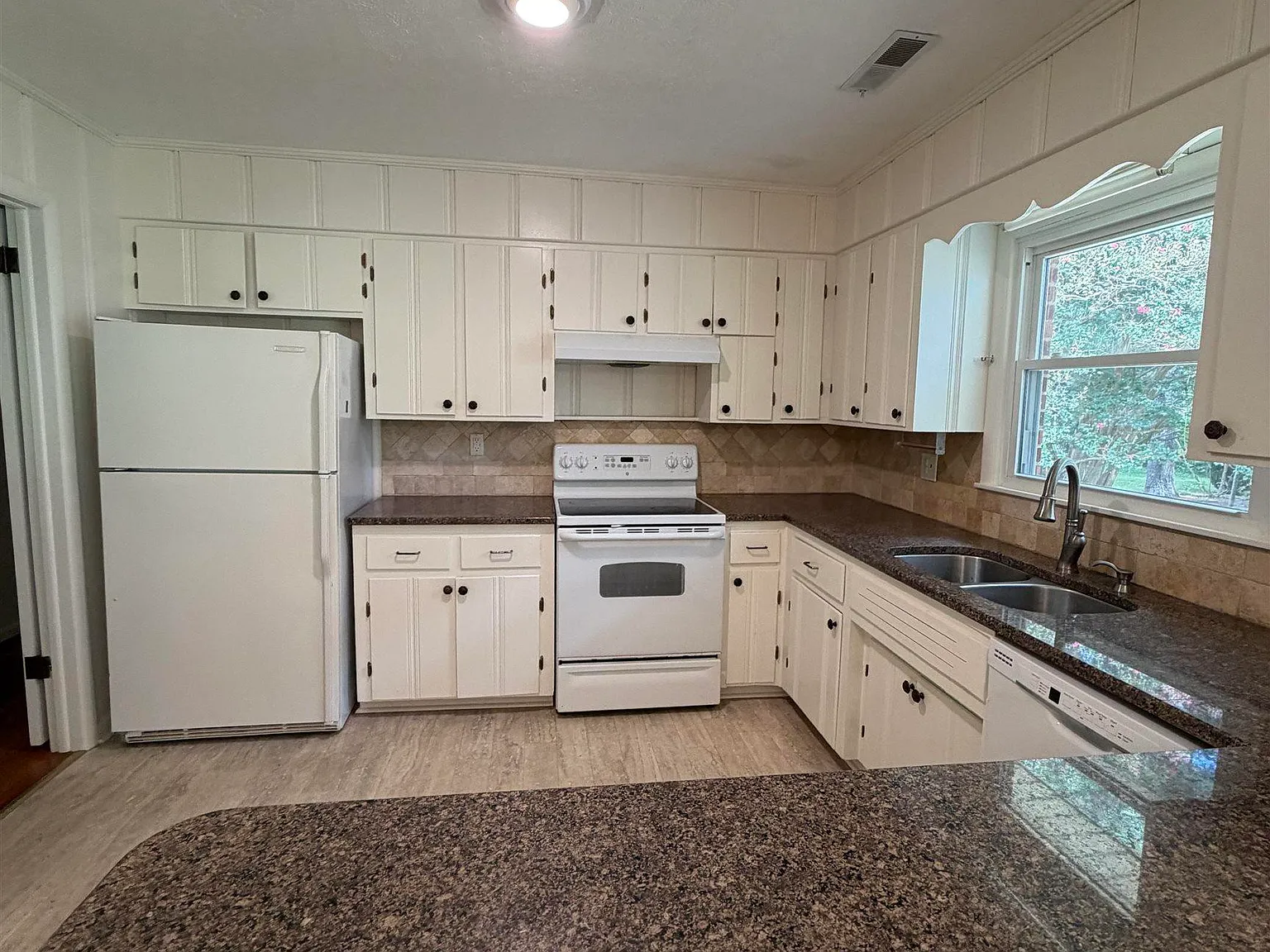 3 bed, 2.0 bath, 2011 sqft, $1,750 — Photo 3
