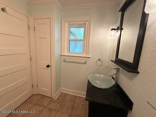 710 Mills Ave — Photo 11