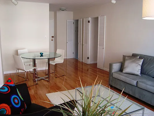 Rented by Yoram Adin, LREB | media 9