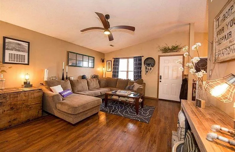 827 Glenstone Cir — Photo 3