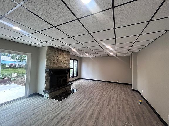 3rd image of 102 E Walnut St