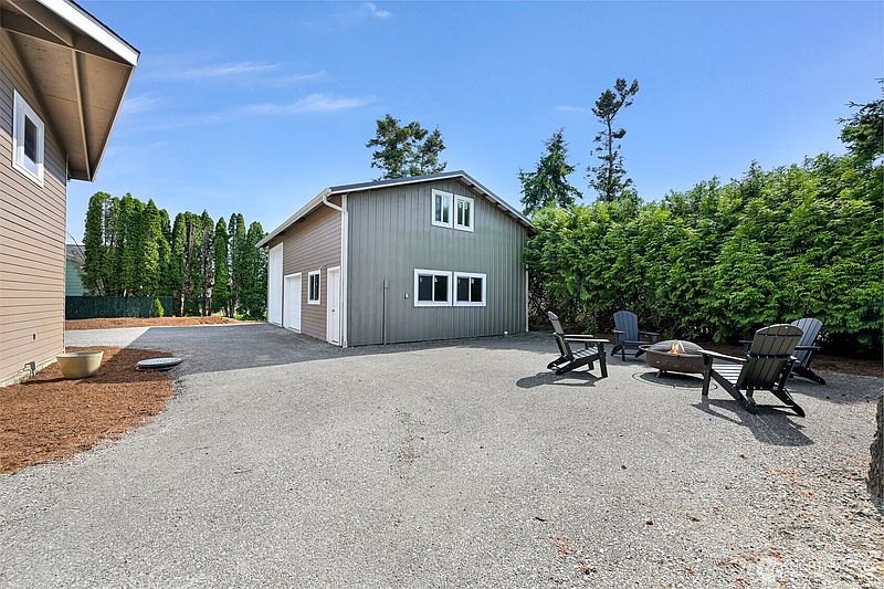 5th image of 8141 Comox Road W