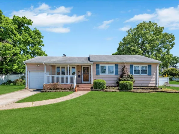521 Leader Avenue, North Babylon, NY 11703