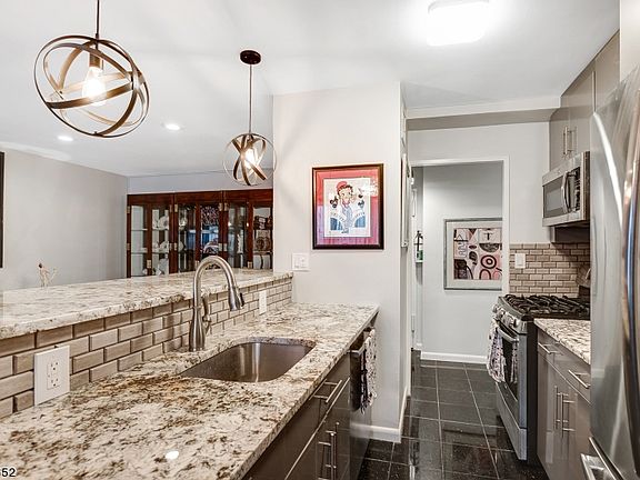 5th image of 465-73 Valley St #4K