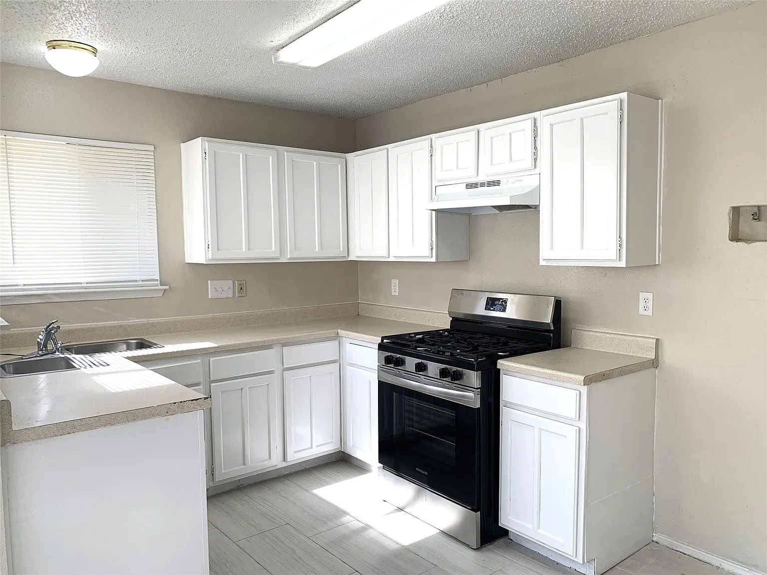 3 bed, 2.0 bath, 1086 sqft, $1,575 — Photo 3