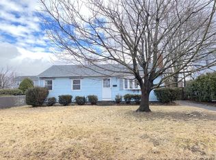 41 Fernhill St, Chicopee, MA 01020