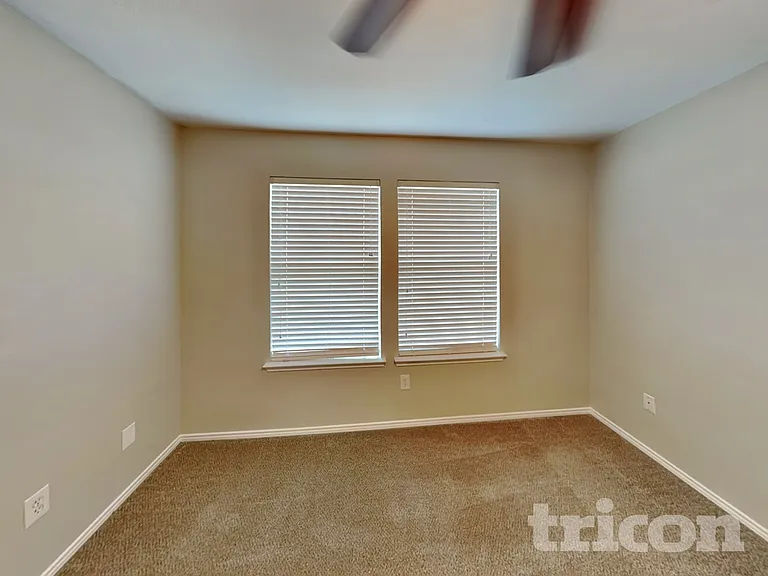 2338 Manchester Ln — Photo 13