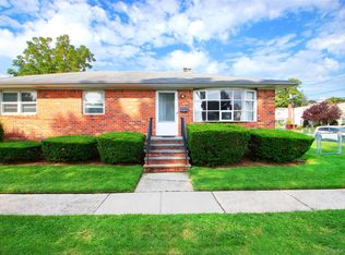 217 Wellington Rd S, Garden City, NY