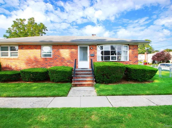 217 Wellington Road S, Garden City South, NY 11530