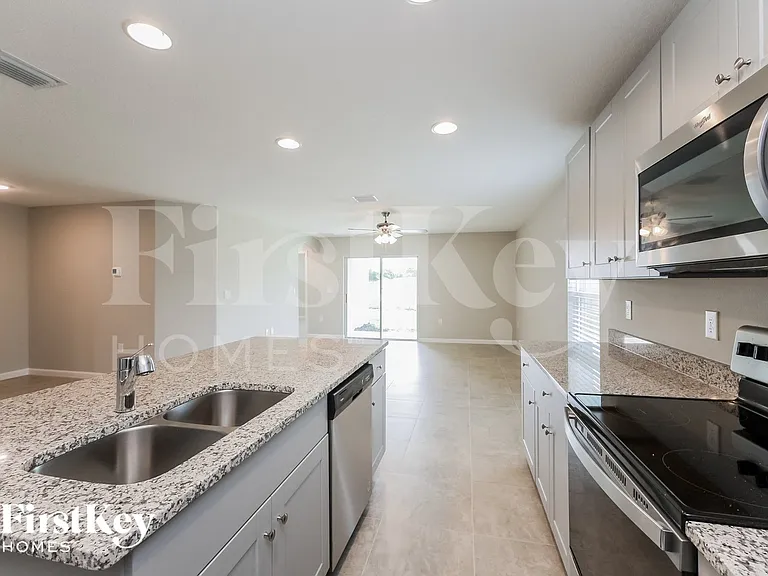 702 Yeager Ct — Photo 7