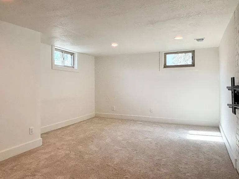 2179 E 2700 S — Photo 16