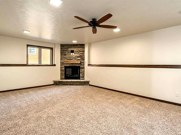 5th image of 5880 Janet Dr