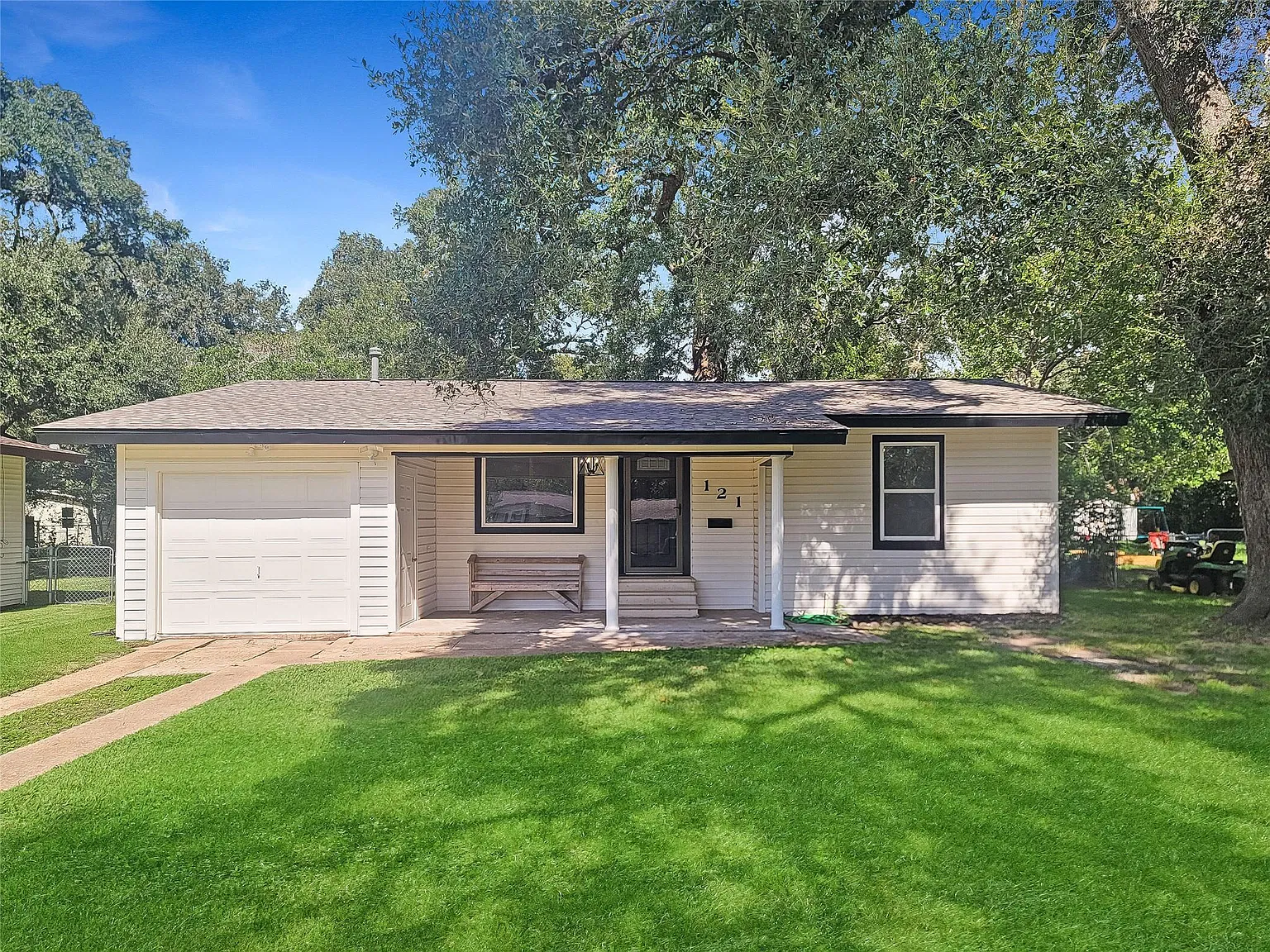 3 bed, 2.0 bath, 1403 sqft, $2,000 — Photo 1