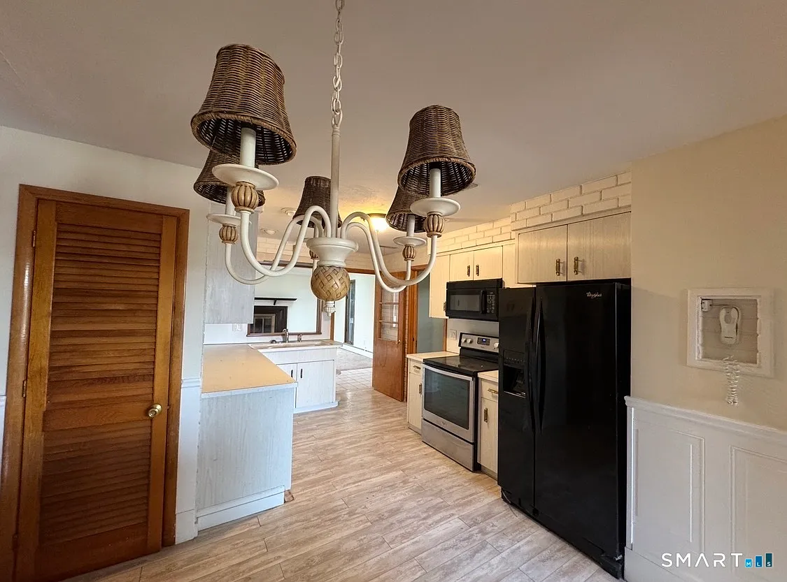 4 bed, 1.5 bath, 3156 sqft, $2,600 — Photo 3
