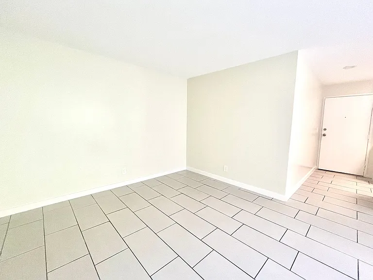 800 Glenoaks Apartments — Photo 13