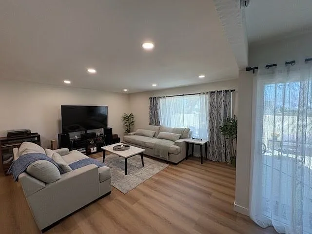 2 bed, 3.0 bath, 1272 sqft, $3,350 — Photo 2