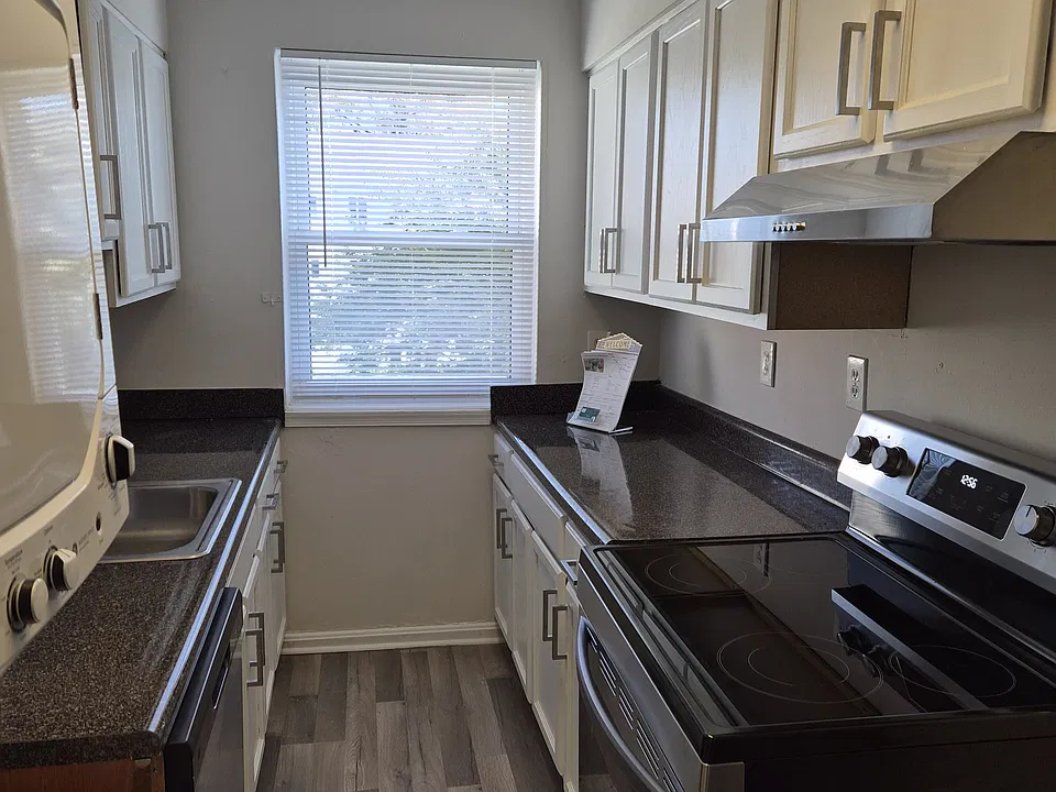 3072 Patrick Henry Dr #202