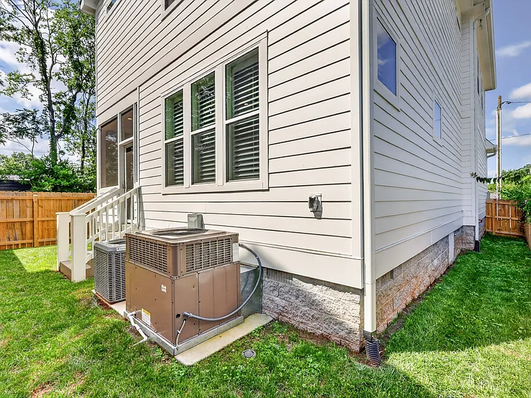 1810 Owen St — Photo 25