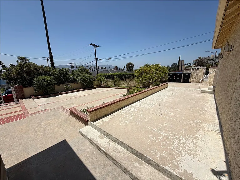 1501 N Maryland Ave — Photo 30