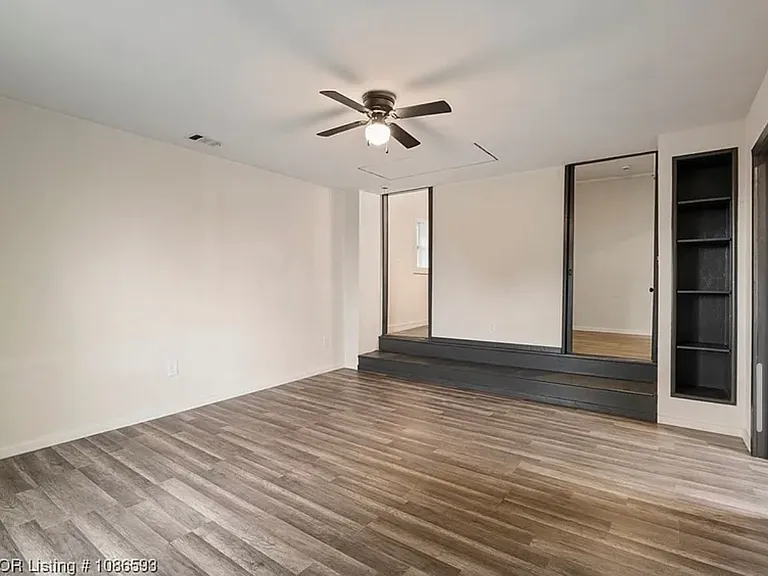 211 W Houston St — Photo 12