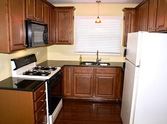 4th image of 23W405 Greenbriar Dr