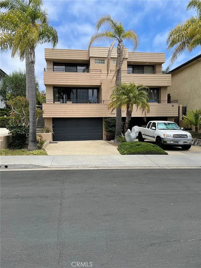 2 bed, 2.5 bath, 1600 sqft, $5,400 — Photo 2