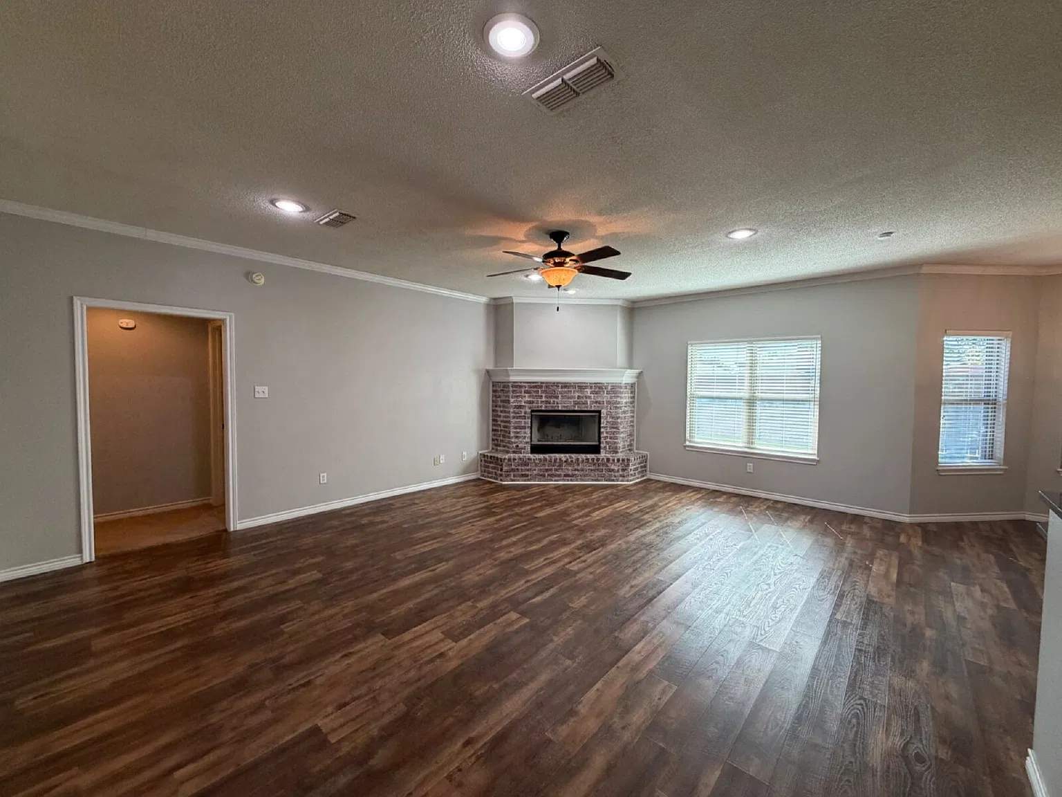 3 bed, 2.0 bath, 1991 sqft, $2,400 — Photo 3