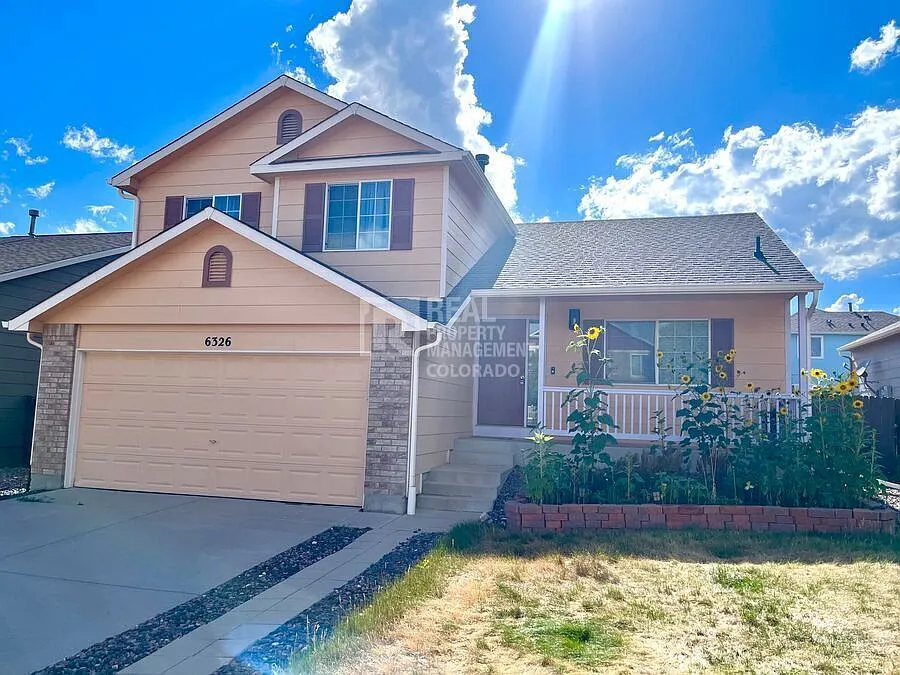 Bright Split-Level Home with Sunflower-Filled Backyard & Washer/Dryer Included — Photo 2