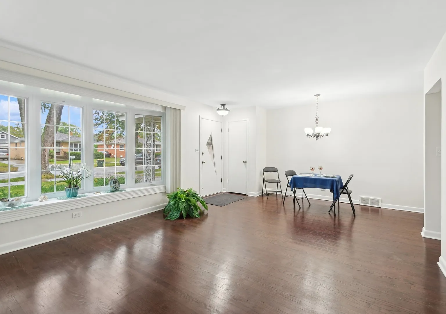 4 bed, 2400 sqft, $4,000 — Photo 3