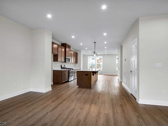3rd image of 9 Peckwell St