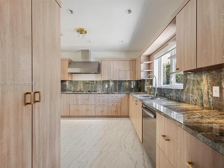 2850 Sheridan Ave — Photo 11