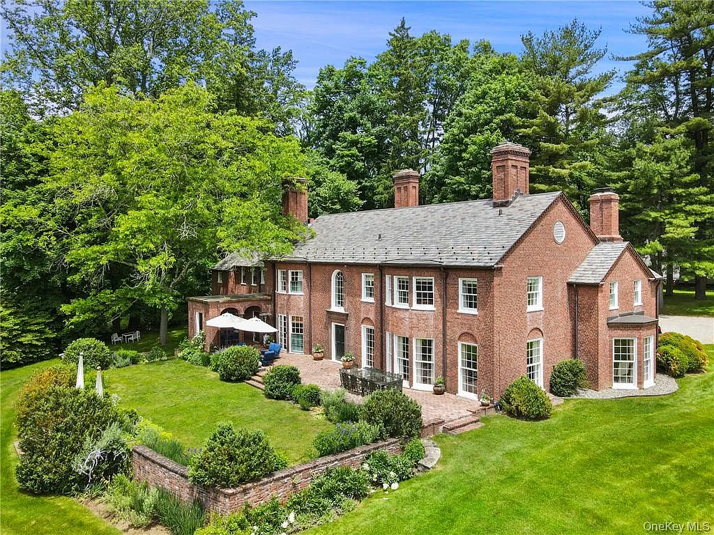 6 bed, 10.0 bath, 6800 sqft, $50,000 — Photo 1