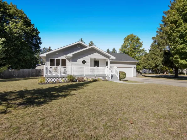 109 N Cherry St, Kalkaska, MI 49646