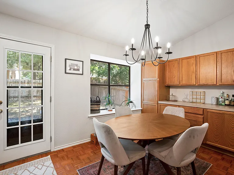 1709 Kimmerling Ln — Photo 7