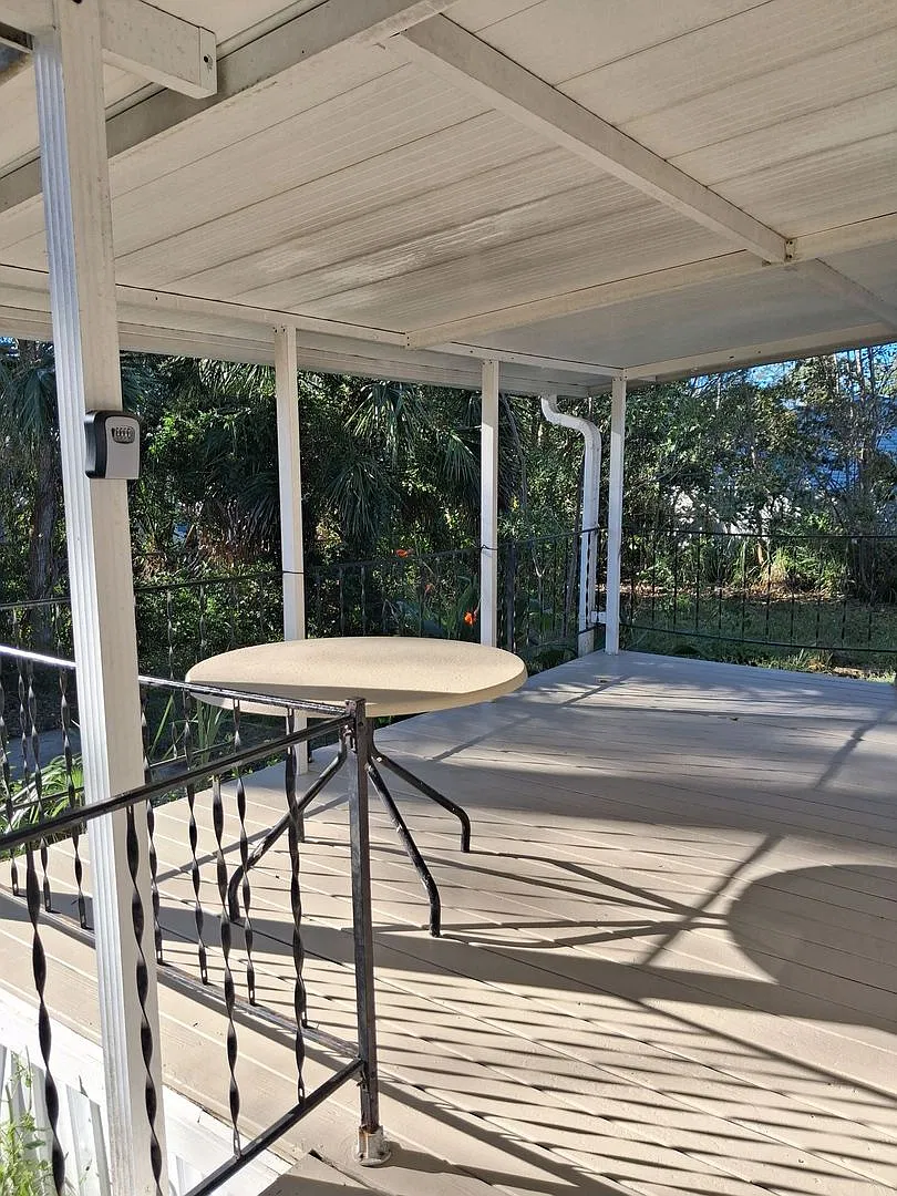Cute 2 Bed 2 Bath Home 3 miles from the Beach!! — Photo 4