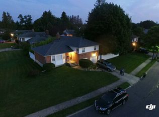 109 10th St, Hicksville, NY 11801