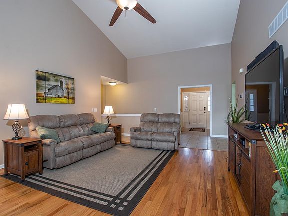 4th image of 802 Stuyvesant Dr