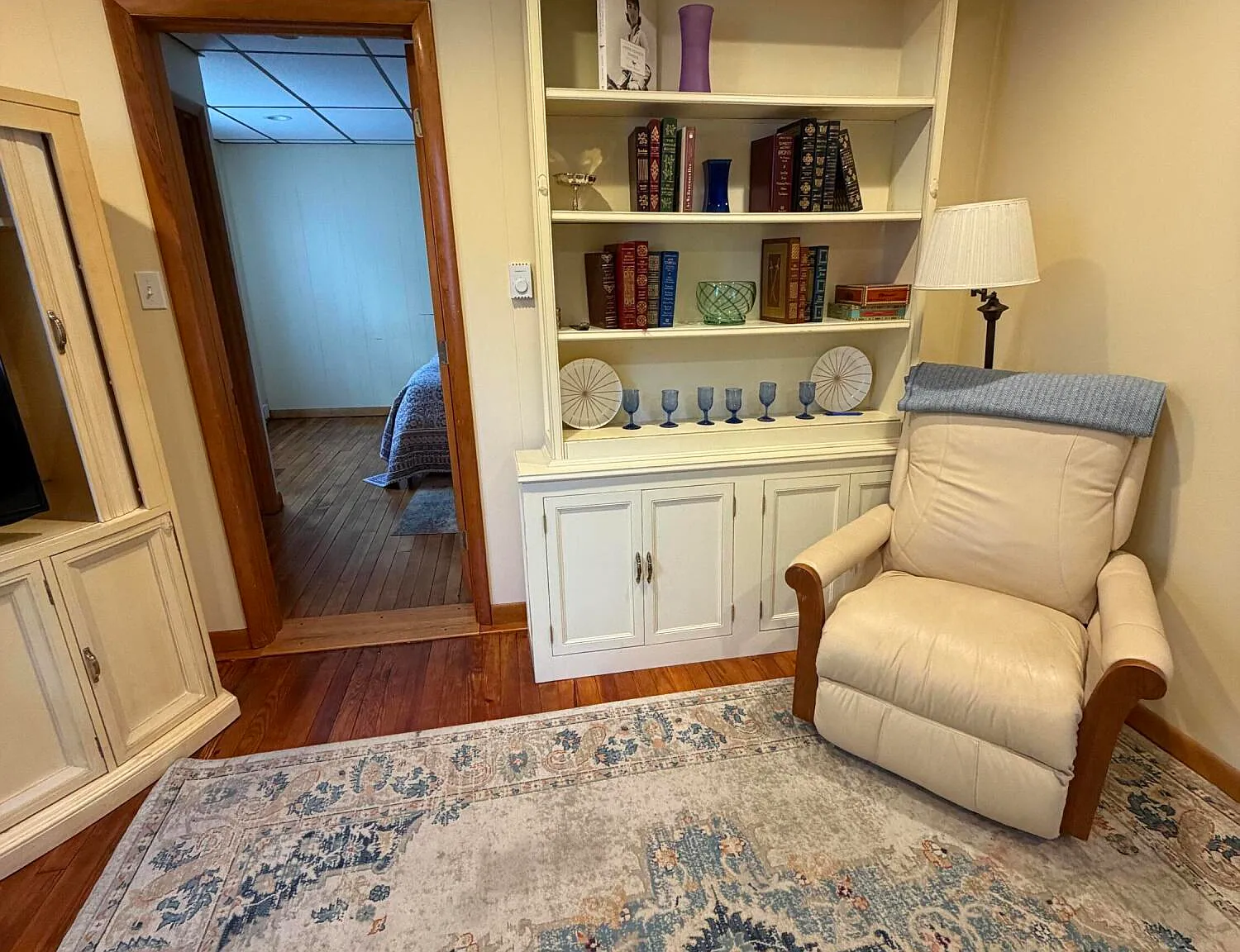 3 bed, 1.0 bath, 873 sqft, $1,900 — Photo 3