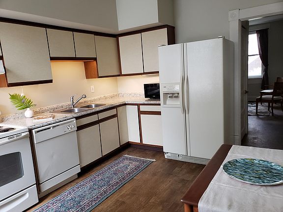 Eat-in kitchen
