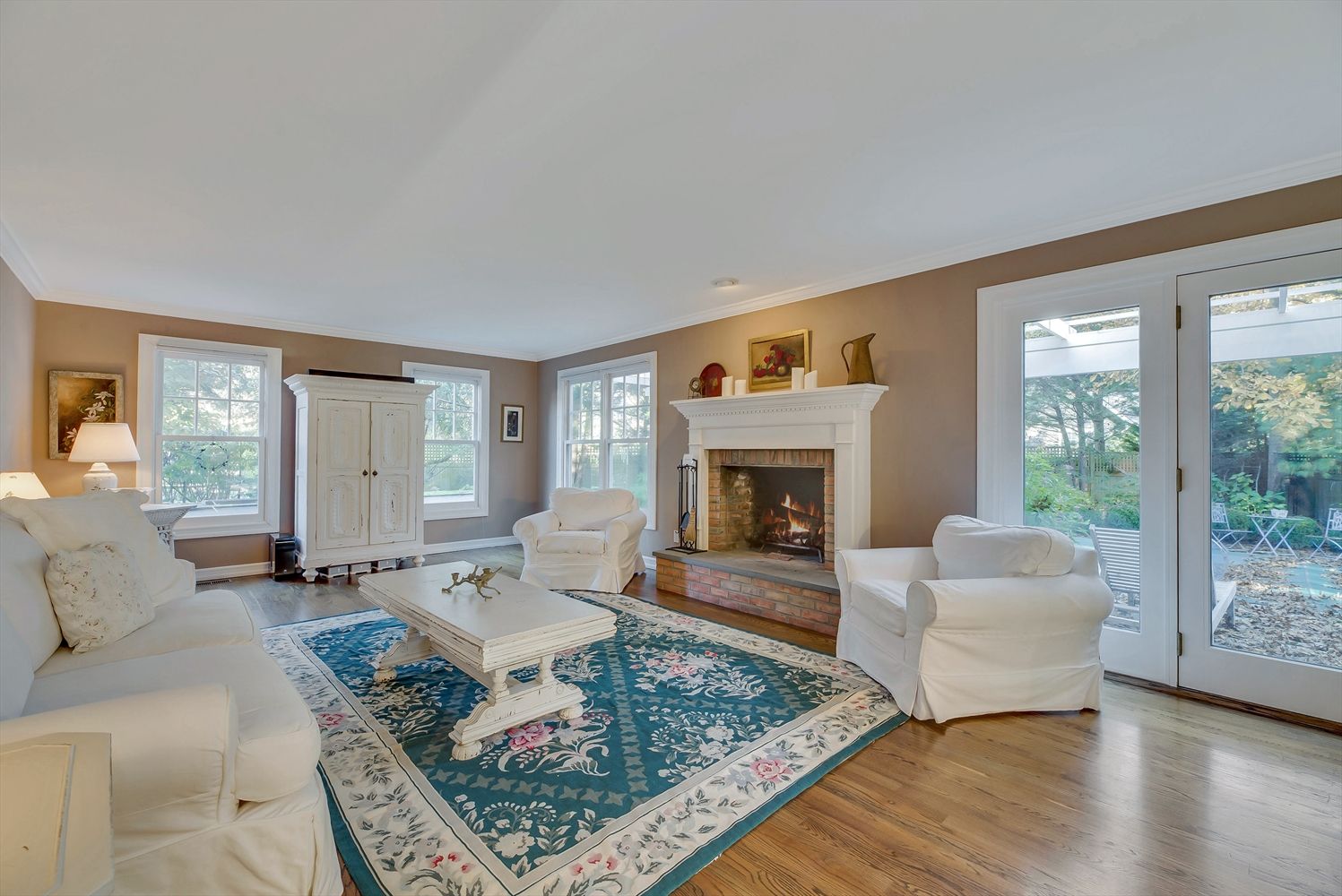 WELCOMING AND SPACIOUS LIVING ROOM - ACTUAL