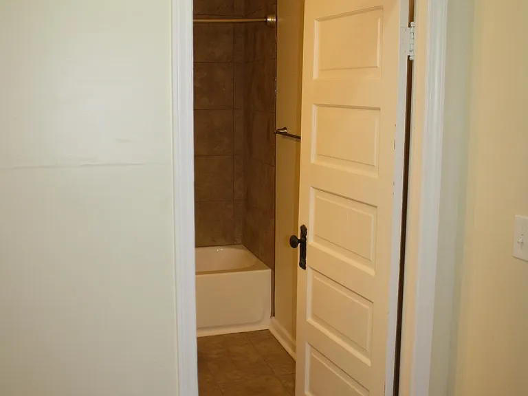 1466 Indianola Ave — Photo 7